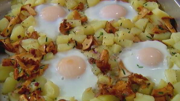 яйца, запеченные с грибами и картофелем