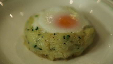 Яйца, запеченные в картофельной корзинке