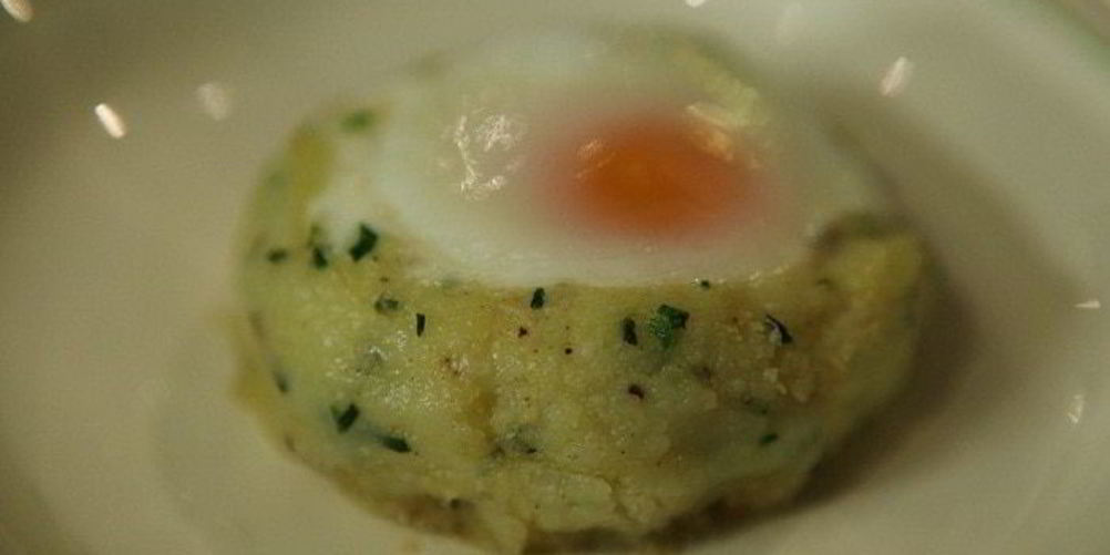 Рецепт яйца, запеченные в картофельной корзинке