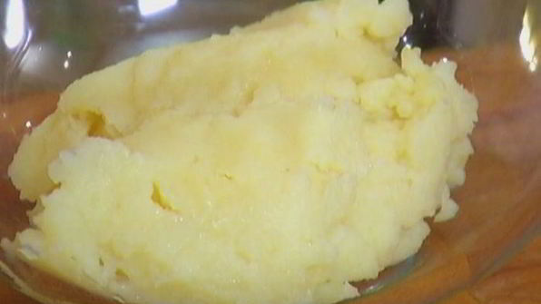 яйца, запеченные в картофельной корзинке