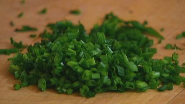 яйца, запеченные в картофельной корзинке