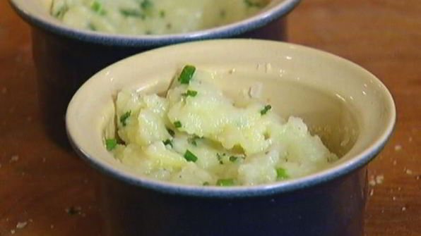 яйца, запеченные в картофельной корзинке