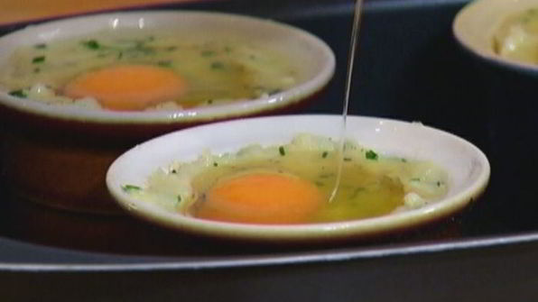 яйца, запеченные в картофельной корзинке