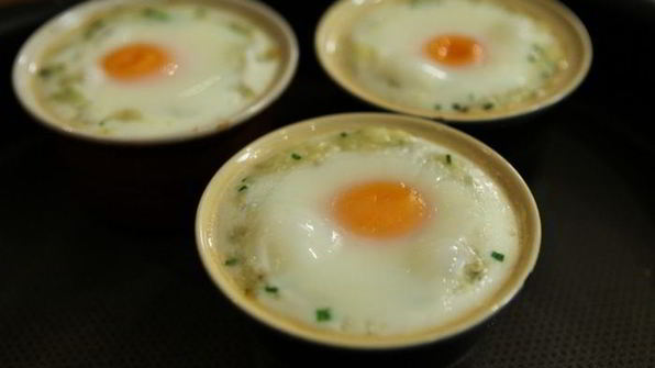 яйца, запеченные в картофельной корзинке