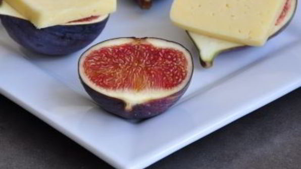 закуска из инжира с сыром и беконом по-тоскански