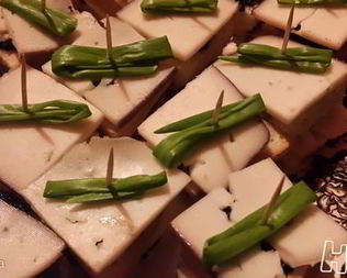 Закуска из козьего сыра и икры