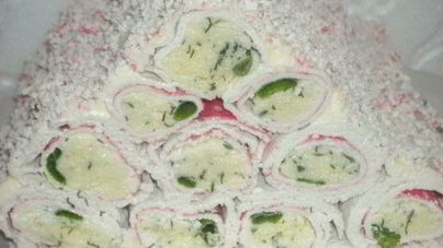 Закуска из крабовых палочек, фаршированных сыром