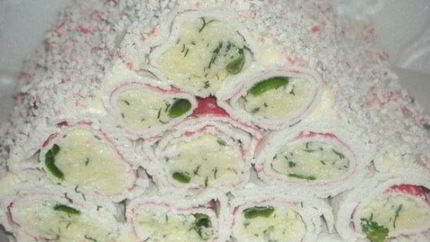 Закуска из крабовых палочек, фаршированных сыром