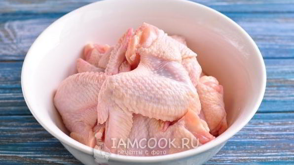 запеченные куриные крылышки, маринованные в наршарабе