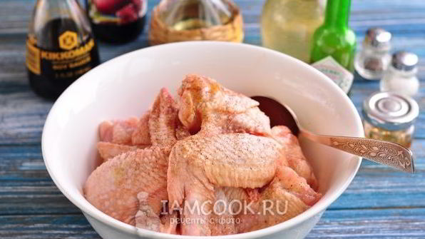 запеченные куриные крылышки, маринованные в наршарабе