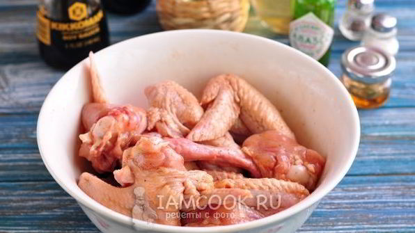 запеченные куриные крылышки, маринованные в наршарабе