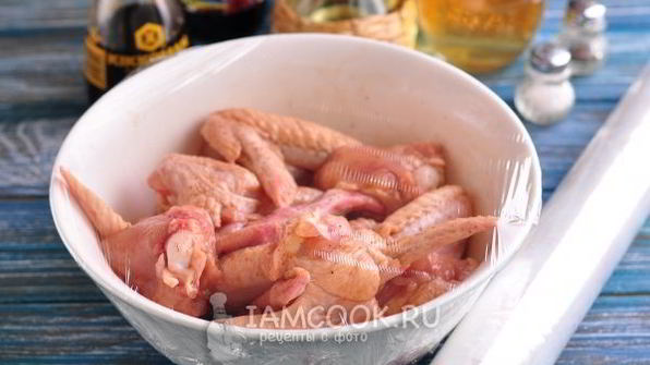 запеченные куриные крылышки, маринованные в наршарабе